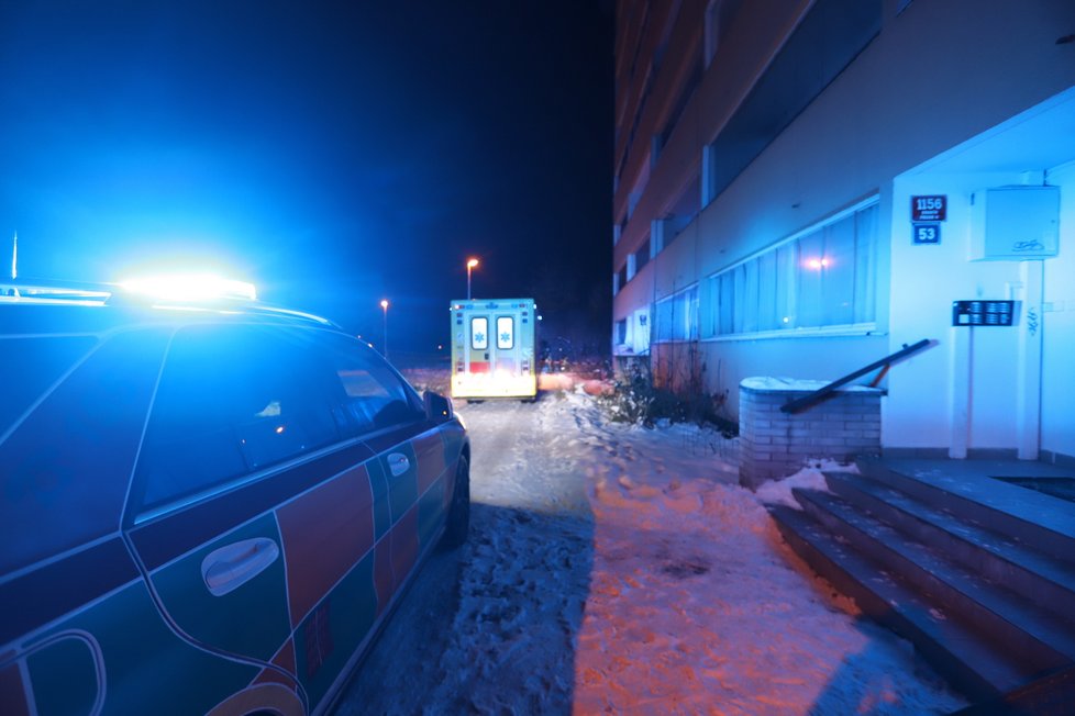 Pachatel na Novodvorské pobodal dvě ženy, o kus dál ho policisté postřelili (17. prosince 2022).