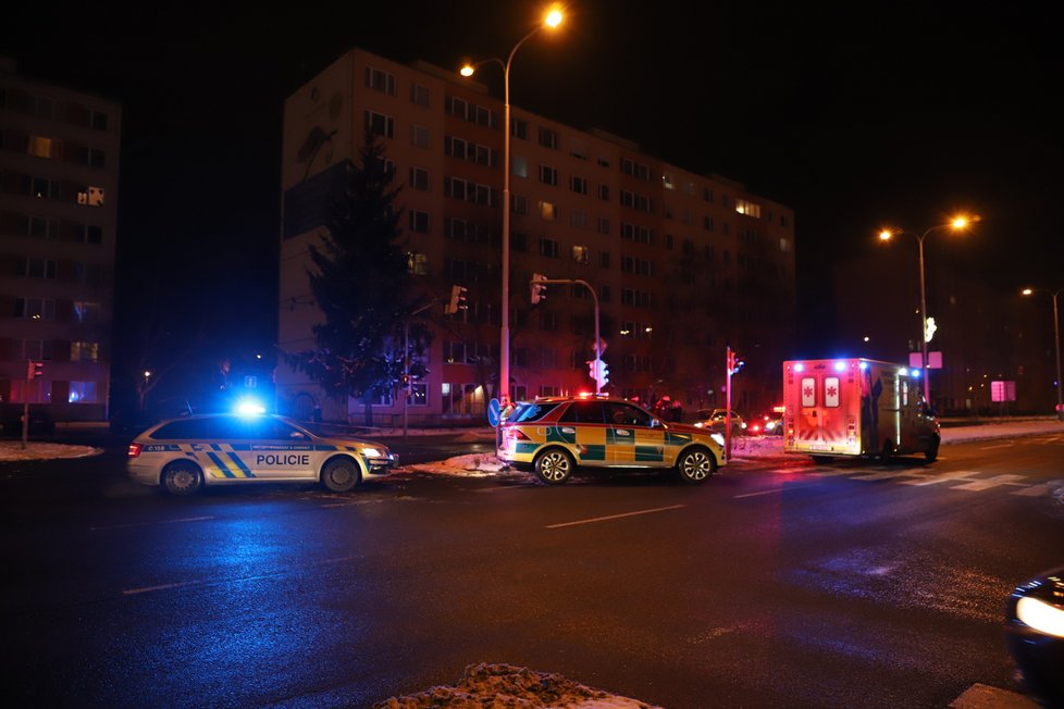 Pachatel na Novodvorské pobodal dvě ženy, o kus dál ho policisté zastřelili. (17. prosince 2022)