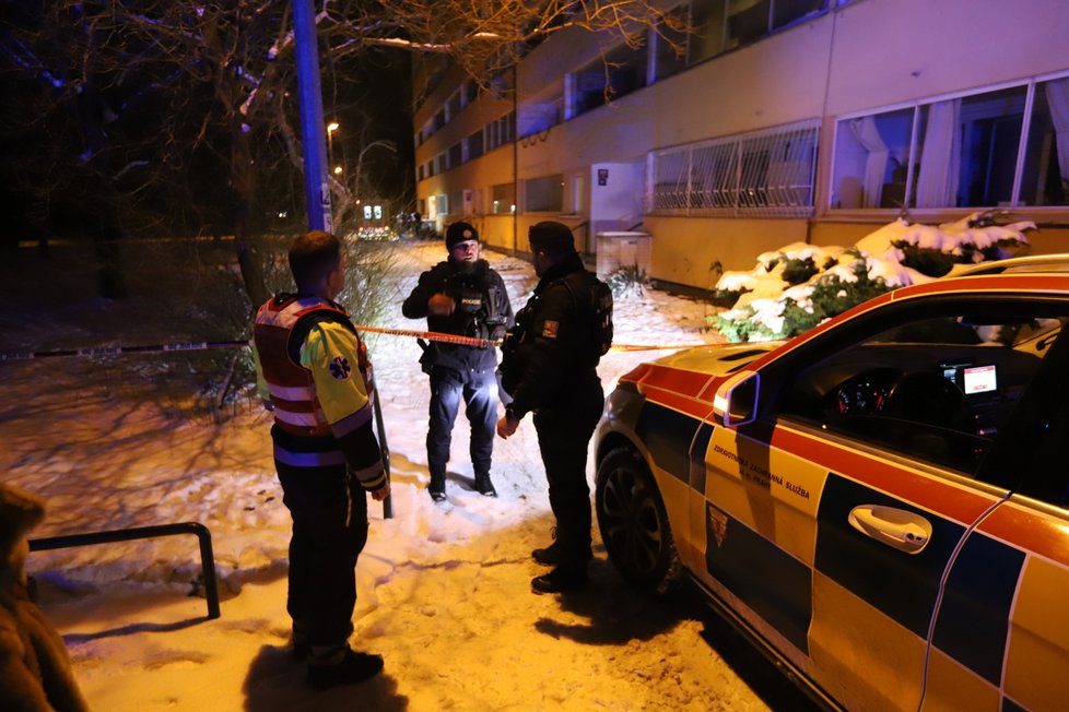 Pachatel na Novodvorské pobodal dvě ženy, o kus dál ho policisté postřelili. (17. prosince 2022)