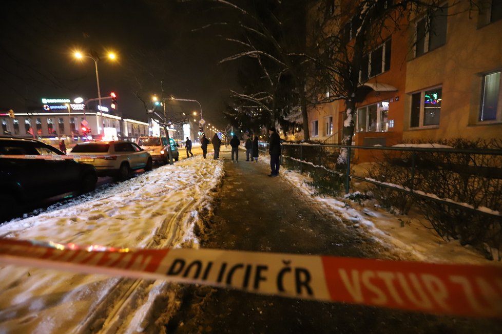 Pachatel na Novodvorské pobodal dvě ženy, o kus dál ho policisté postřelili (17. prosince 2022).