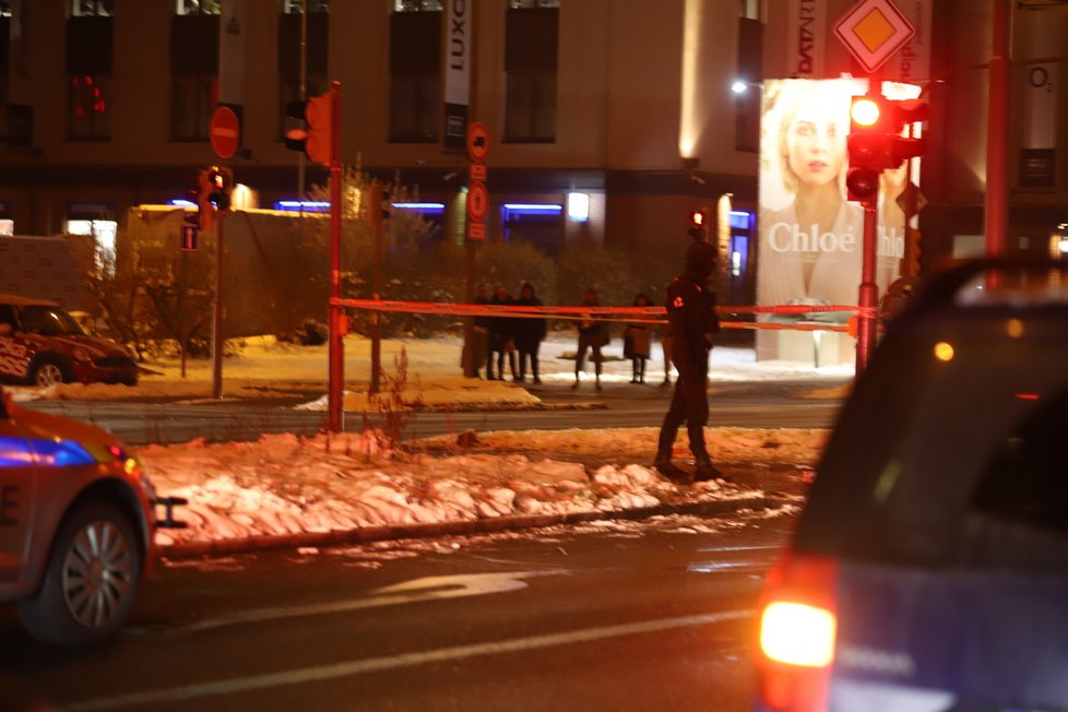 Pachatel na Novodvorské pobodal dvě ženy, o kus dál ho policisté postřelili. (17. prosince 2022)