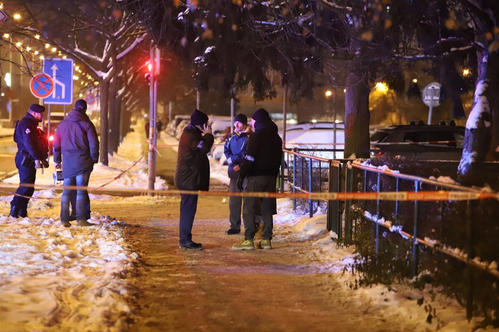 Pachatel na Novodvorské pobodal dvě ženy, o kus dál ho policisté zastřelili. (17. prosince 2022)