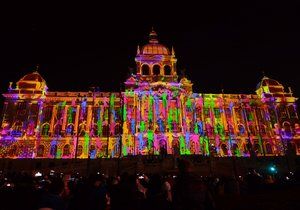 Novoroční videomapping na budovu Národního muzea sledovaly na Václavském náměstí 1. ledna 2020 tisíce lidí.