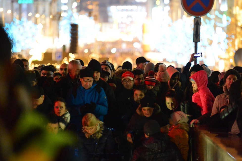 Novoroční videomapping na budovu Národního muzea sledovaly na Václavském náměstí 1. ledna 2020 tisíce lidí.