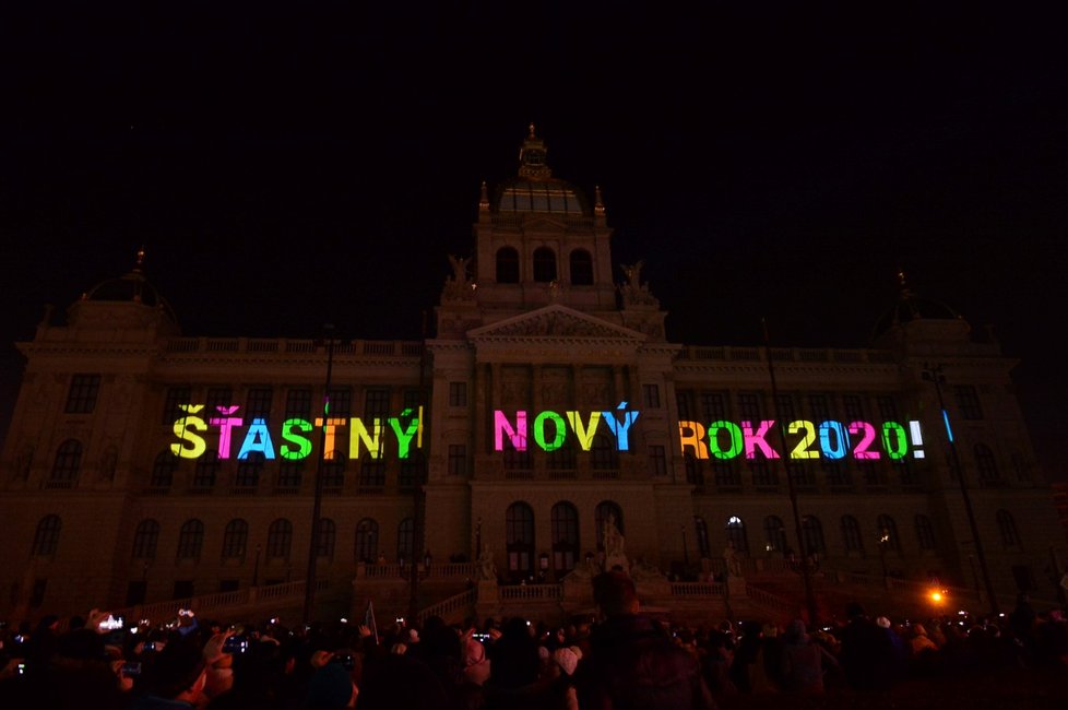 Novoroční videomapping na budovu Národního muzea sledovaly na Václavském náměstí 1. ledna 2020 tisíce lidí.