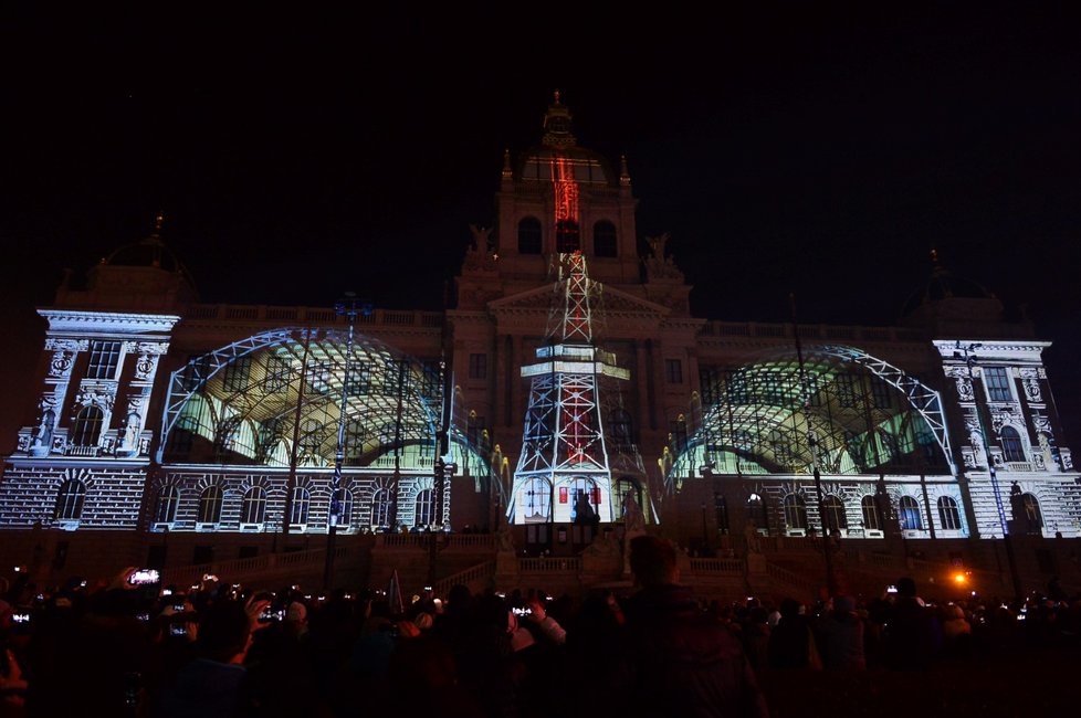 Novoroční videomapping na budovu Národního muzea sledovaly na Václavském náměstí 1. ledna 2020 tisíce lidí.