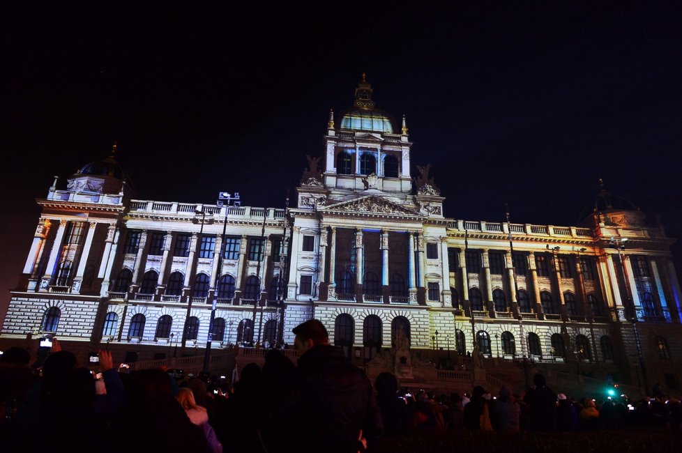 Novoroční videomapping na budovu Národního muzea sledovaly na Václavském náměstí 1. ledna 2020 tisíce lidí.