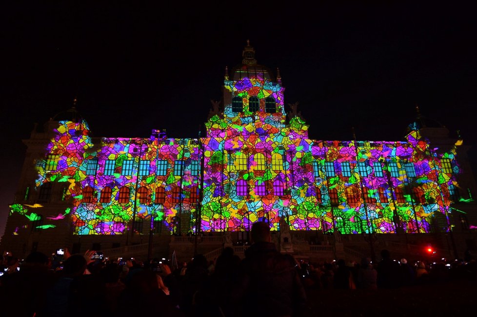 Novoroční videomapping na budovu Národního muzea sledovaly na Václavském náměstí 1. ledna 2020 tisíce lidí.