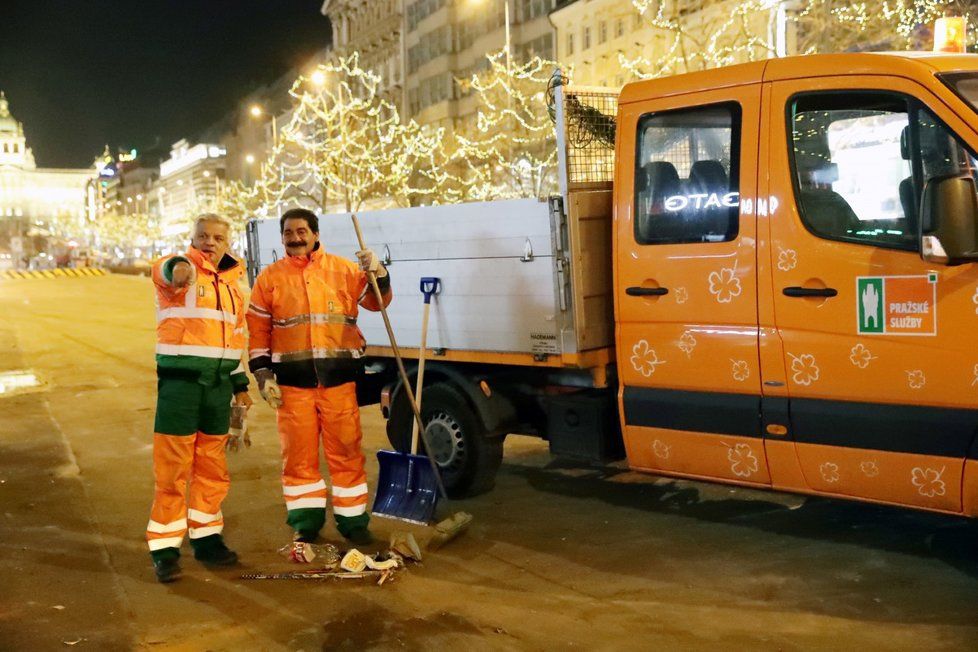 Nový rok 2020: Úklid po silvestrovské noci začal ve tři ráno, kdy do ulic vyjely čisticí stroje. Metaři se přidali o dvě hodiny později.