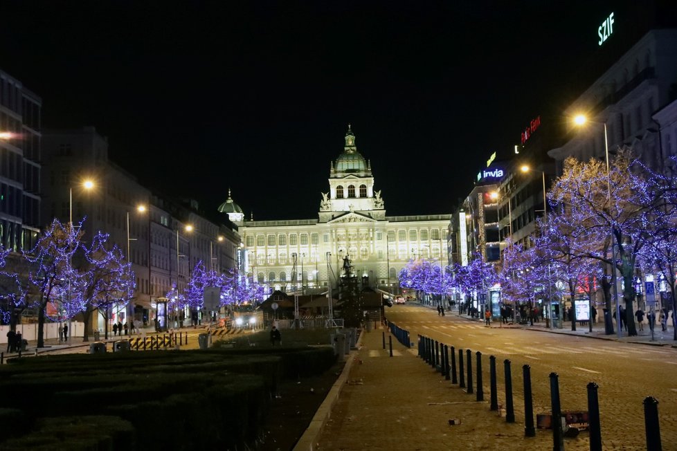 Nový rok 2020: Úklid po silvestrovské noci začal ve tři ráno, kdy do ulic vyjely čisticí stroje. Metaři se přidali o dvě hodiny později.