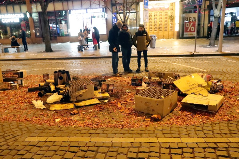 Nový rok 2020: Úklid po silvestrovské noci začal ve tři ráno, kdy do ulic vyjely čisticí stroje. Metaři se přidali o dvě hodiny později.