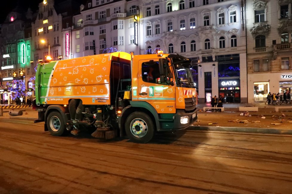 Nový rok 2020: Úklid po silvestrovské noci začal ve tři ráno, kdy do ulic vyjely čisticí stroje. Metaři se přidali o dvě hodiny později.