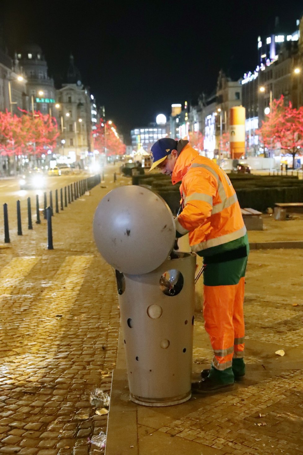 Nový rok 2020: Úklid po silvestrovské noci začal ve tři ráno, kdy do ulic vyjely čisticí stroje. Metaři se přidali o dvě hodiny později.