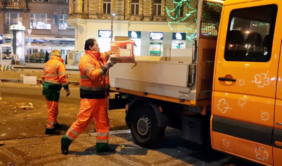 Nový rok 2020: Úklid po silvestrovské noci začal ve tři ráno, kdy do ulic vyjely čisticí stroje. Metaři se přidali o dvě hodiny později.