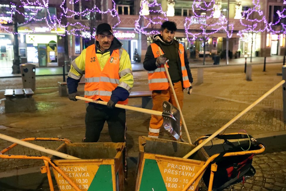 Nový rok 2020: Úklid po silvestrovské noci začal ve tři ráno, kdy do ulic vyjely čisticí stroje. Metaři se přidali o dvě hodiny později.