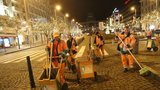 Velký úklid Prahy po silvestrovských oslavách: Začal už hodinu po půlnoci, nepořádku je méně