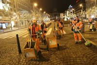Velký úklid Prahy po silvestrovských oslavách: Začal už hodinu po půlnoci, nepořádku je méně