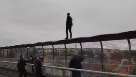 Drama na „mostě sebevrahů“: Muž se procházel po zábradlí Nuseláku, chtěl skočit!