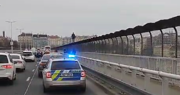 Muž se procházel po zábradlí Nuselského mostu. (28. února 2024)