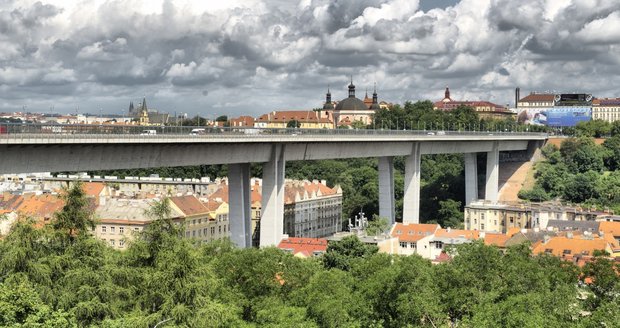 Karlov se nachází u Nuselského mostu.
