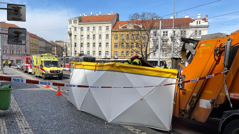 Popelářské auto na náměstí Bratří Synků srazilo muže, na místě zemřel. (9. dubna 2021)