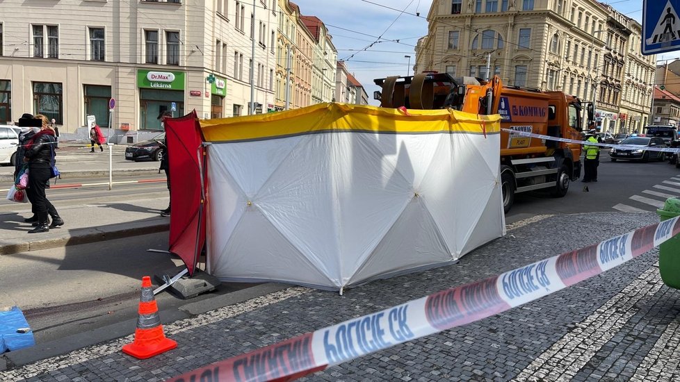 Popelářské auto na náměstí Bratří Synků srazilo muže, na místě zemřel. (9. dubna 2021)