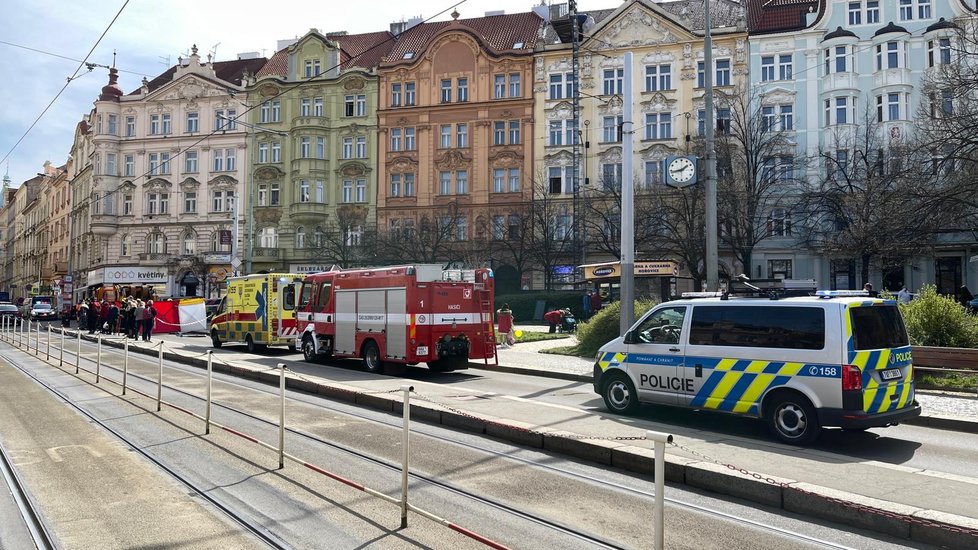 Popelářské auto na náměstí Bratří Synků srazilo muže, na místě zemřel. (9. dubna 2021)