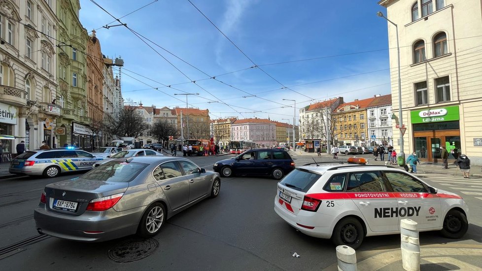 Popelářské auto na náměstí Bratří Synků srazilo muže, na místě zemřel. (9. dubna 2021)