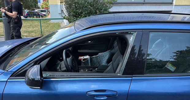 Policisté z rozpáleného auta vyprostili dvě malé děti.
