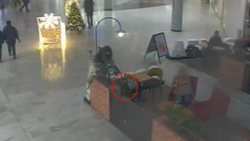 Zlodějka kradla v obchodním centru na Smíchově. (26. listopadu 2023)