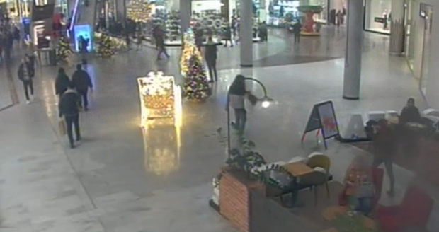 Zlodějka kradla v obchodním centru na Smíchově. (26. listopadu 2023)