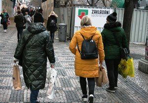 Lidé v Praze vyrazili první den znovuotevření obchodů na nákupy, zastavovali se i na trzích na Václavském náměstí. (3. 12. 2020)