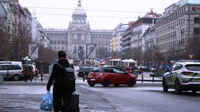 Lidé v Praze vyrazili první den znovuotevření obchodů na nákupy, zastavovali se i na trzích na Václavském náměstí. (3. 12. 2020)