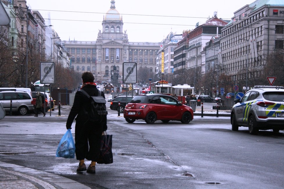 Lidé v Praze vyrazili první den znovuotevření obchodů na nákupy, zastavovali se i na trzích na Václavském náměstí. (3. 12. 2020)