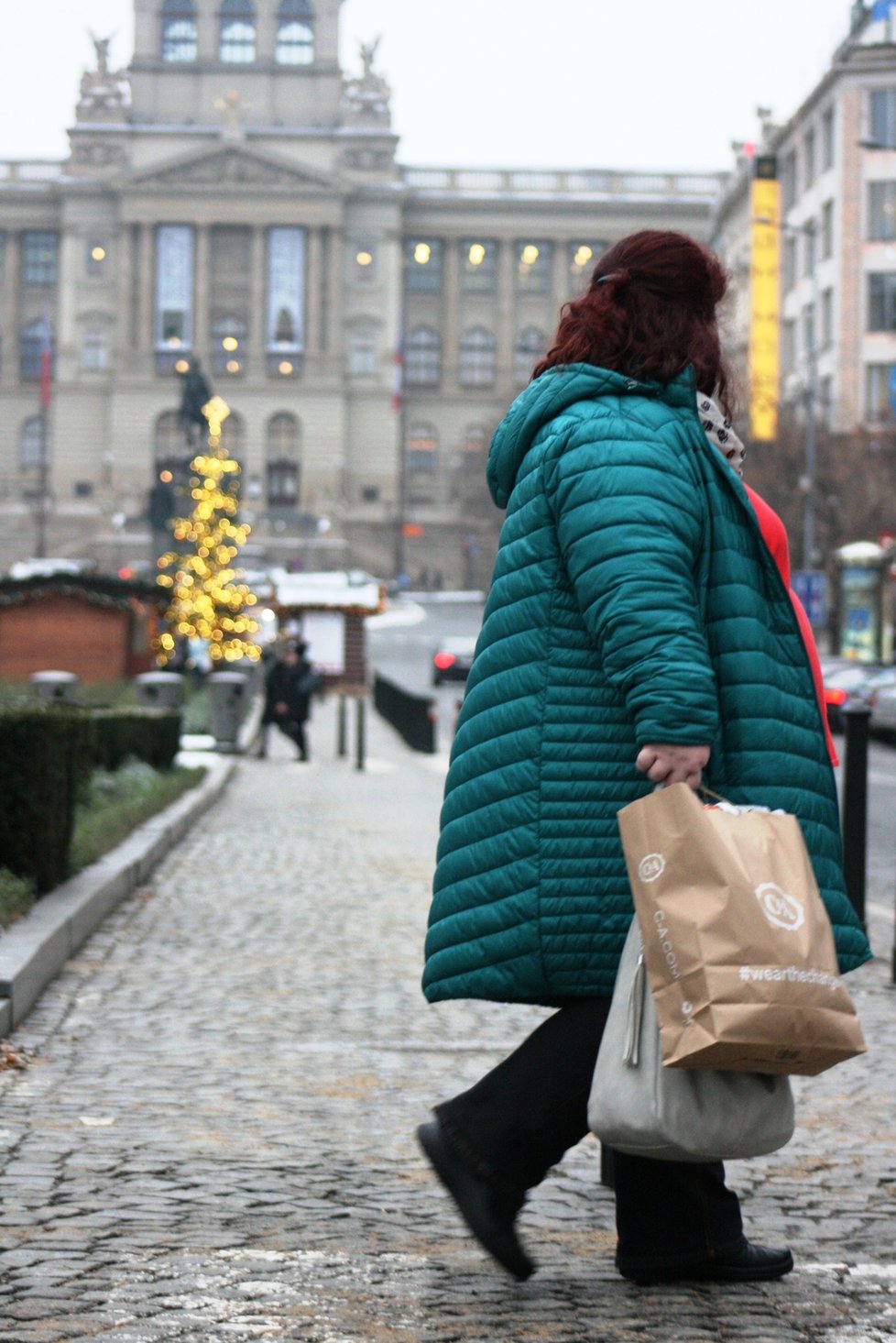 Lidé v Praze vyrazili první den znovuotevření obchodů na nákupy, zastavovali se i na trzích na Václavském náměstí. (3. 12. 2020)