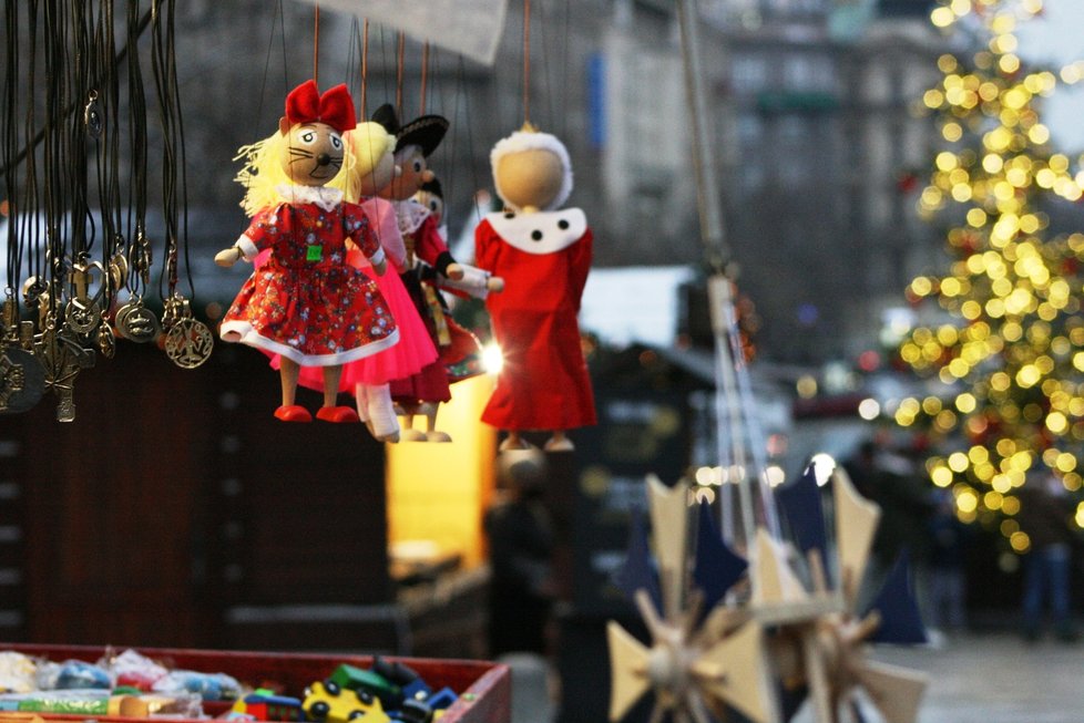 Lidé v Praze vyrazili první den znovuotevření obchodů na nákupy, zastavovali se i na trzích na Václavském náměstí. (3. 12. 2020)