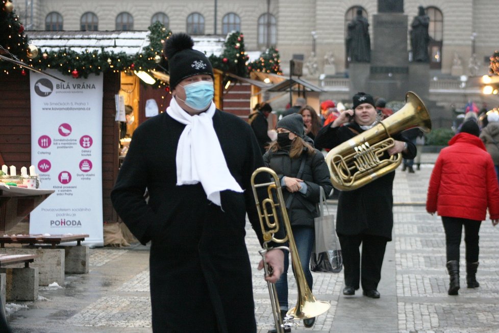 Lidé v Praze vyrazili první den znovuotevření obchodů na nákupy, zastavovali se i na trzích na Václavském náměstí. (3. 12. 2020)