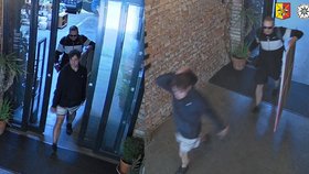 Kavárna v Holešovicích přišla o obraz za 150 tisíc! Jednoho zloděje (24) už policisté mají, „obrýlenec“ stále prchá