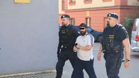 Muže obviněného z vraždy holčičky v Praze 4 vedou k Obvodnímu soudu pro Prahu 4, 27. března 2026.