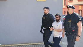 Muže obviněného z vraždy holčičky v Praze 4 vedou k Obvodnímu soudu pro Prahu 4, 27. března 2026.