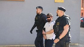 Muže obviněného z vraždy holčičky v Praze 4 vedou k Obvodnímu soudu pro Prahu 4, 27. března 2026.