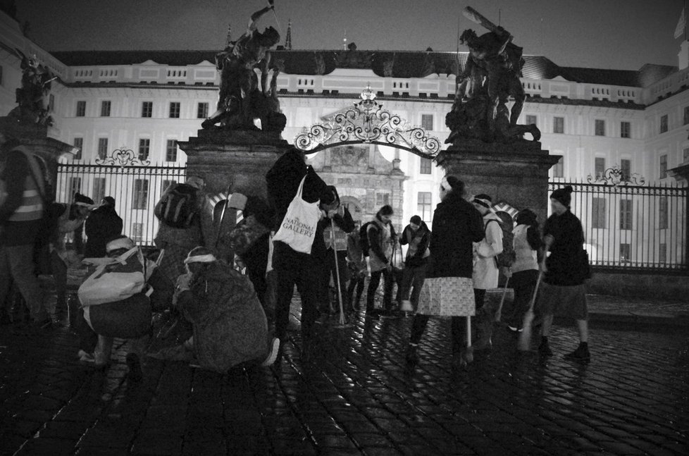 Ochotníci zametli večer před 17. listopadem prezidentovi před jeho prahem.