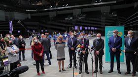 Andrej Babiš na inspekci ve velkokapacitním očkovacím centru v O2 universum. (9. dubna 2021)