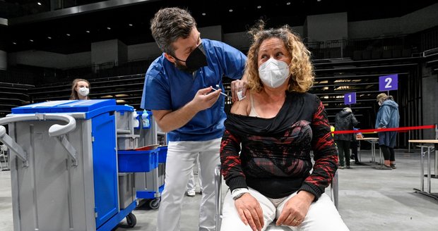 O vakcínu stojí necelé dvě třetiny Čechů. Očkování odmítají méně vzdělaní a chudí