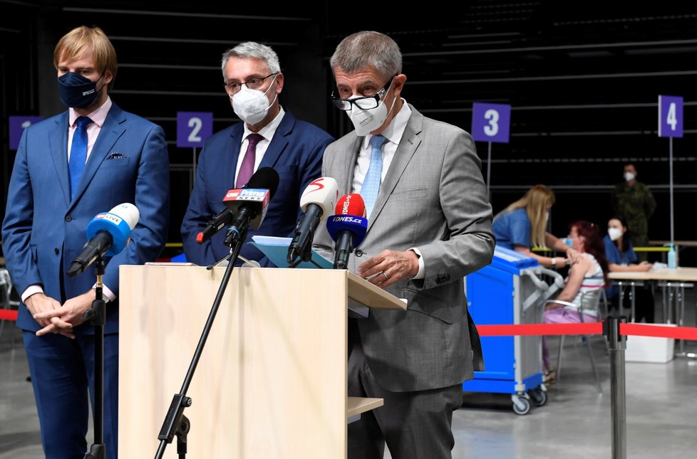 Národní očkovací centrum v pražské hale O2 Universum se uzavřelo 10. září 2021. Poslední očkovaní ho opustili krátce po 17:00. Národní očkovací centrum v pražské hale O2 Universum se uzavřelo 10. září 2021. Poslední očkovaní ho opustili krátce po 17:00.
