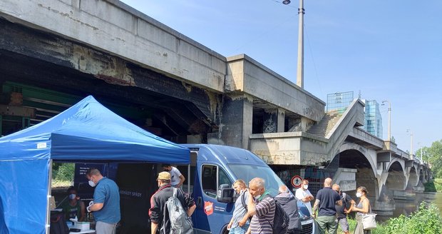 Očkování lidí bez domova pod Libeňským mostem. (13. července 2021)