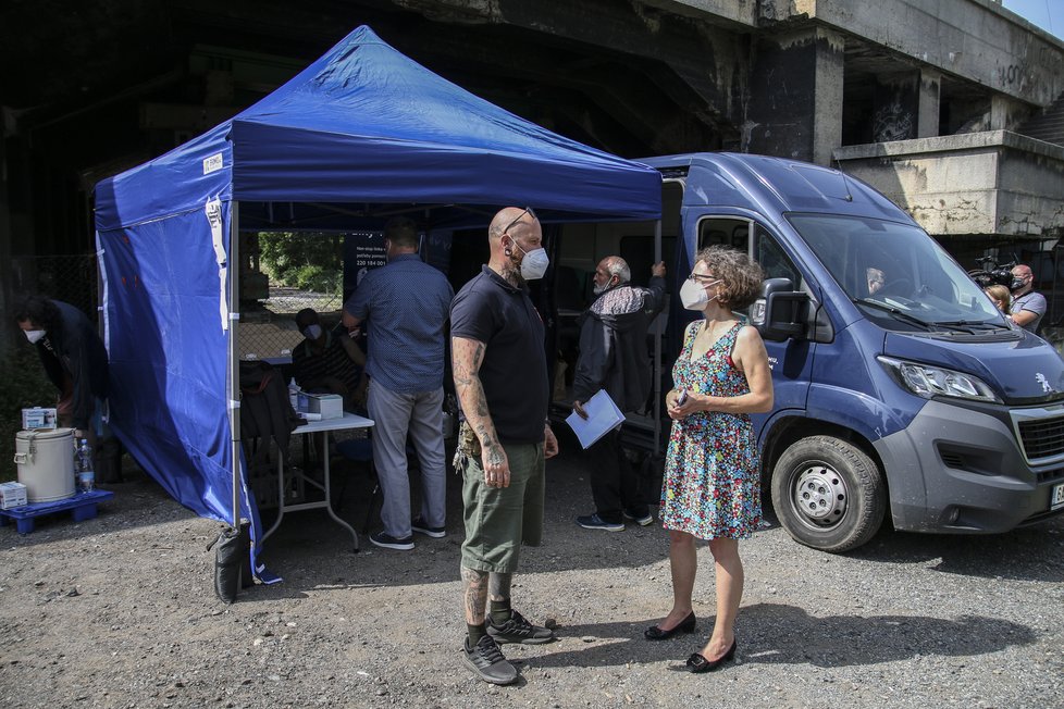 Očkování lidí bez domova pod Libeňským mostem. (13. července 2021)