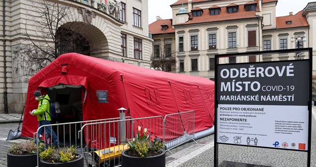 Praha otevřela nové odběrové místo: Na Mariánském náměstí lze podstoupit PCR test ze slin