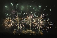 Prahu políbily Múzy: Novoroční ohňostroj se nesl v symbolice šestek