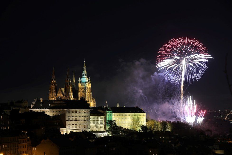 Novoroční ohňostroje každoročně s úžasem pozorují tisíce lidí v ulicích Prahy. Takto vypadal v roce 2018.